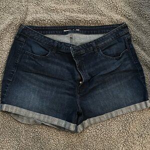 Woman’s Old Navy High-Rise Wow shorts size 18